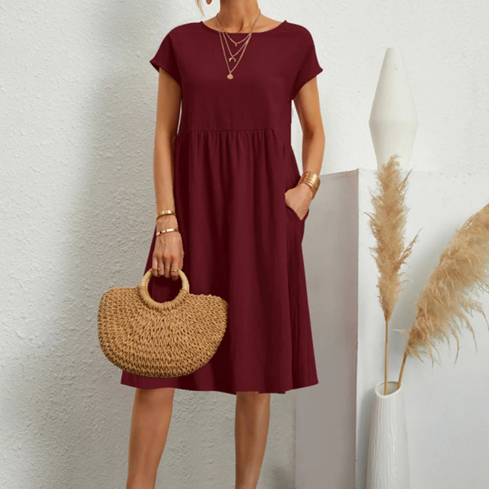 Vestido de linho de algodão com gola redonda e manga curta.