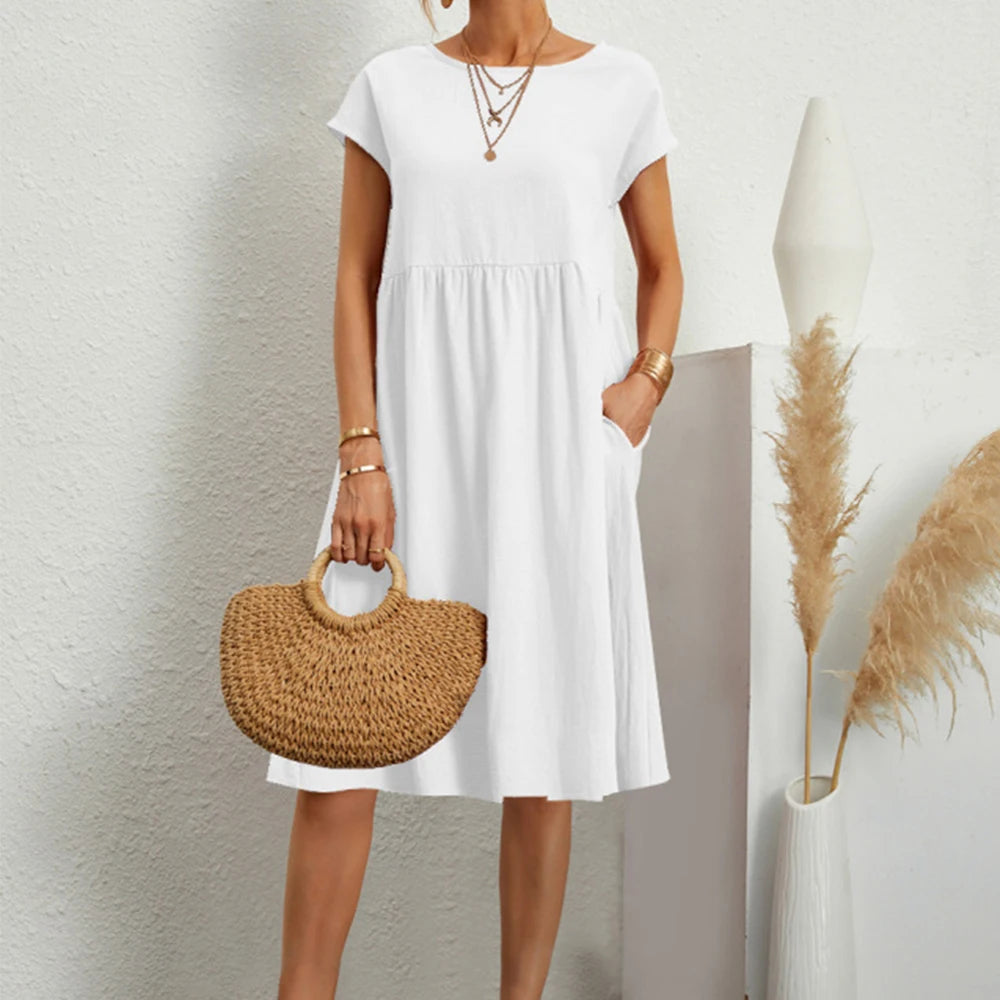 Vestido de linho de algodão com gola redonda e manga curta.