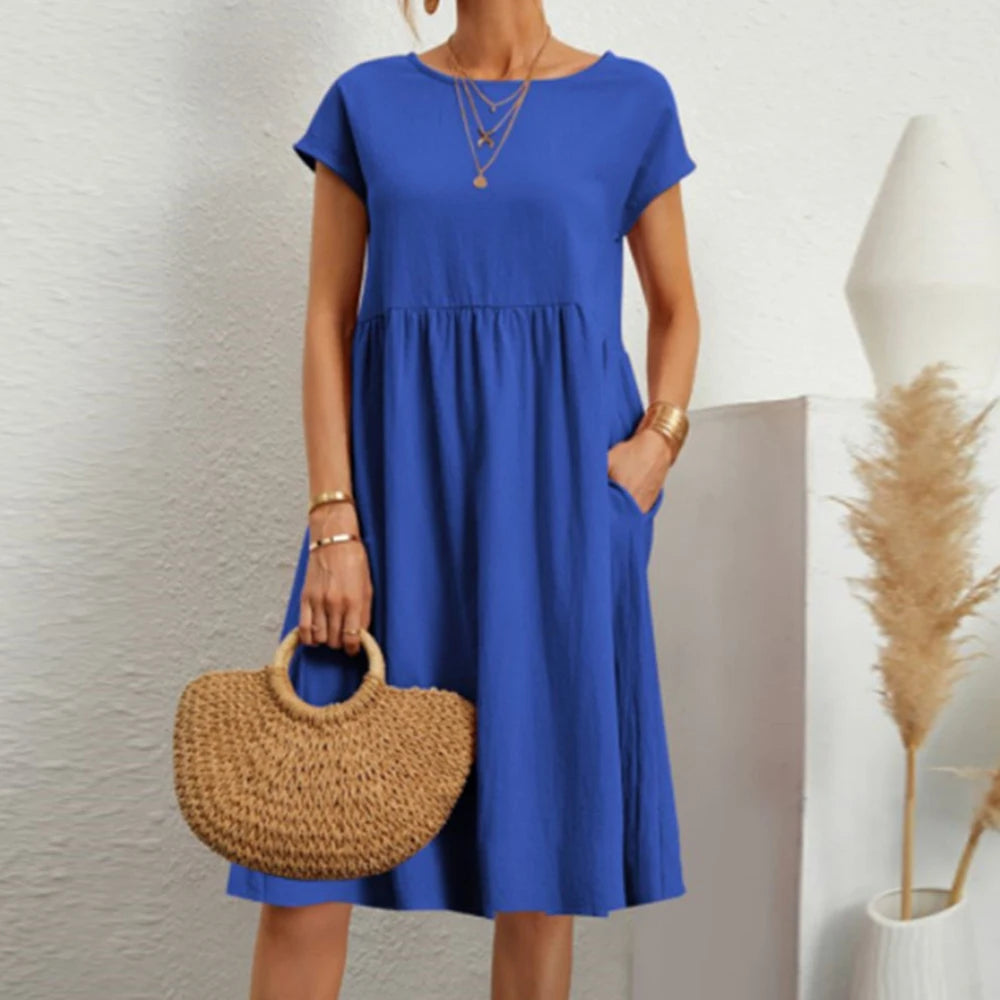 Vestido de linho de algodão com gola redonda e manga curta.