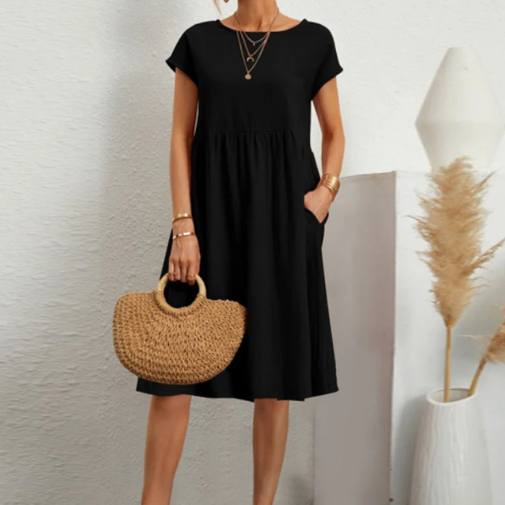 Vestido de linho de algodão com gola redonda e manga curta.