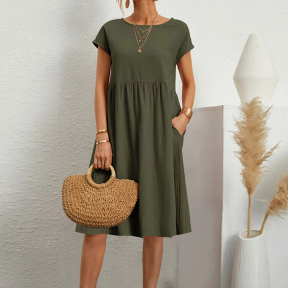 Vestido de linho de algodão com gola redonda e manga curta.