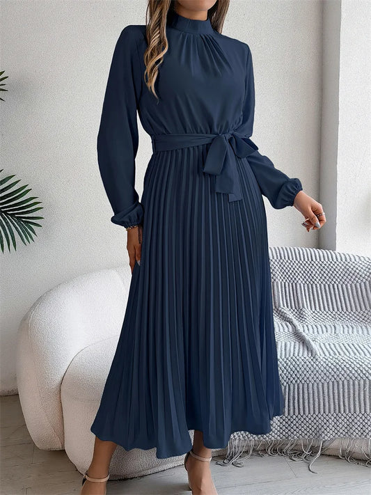 Vestido elegante gola alta de manga completa e  cintura fechada.