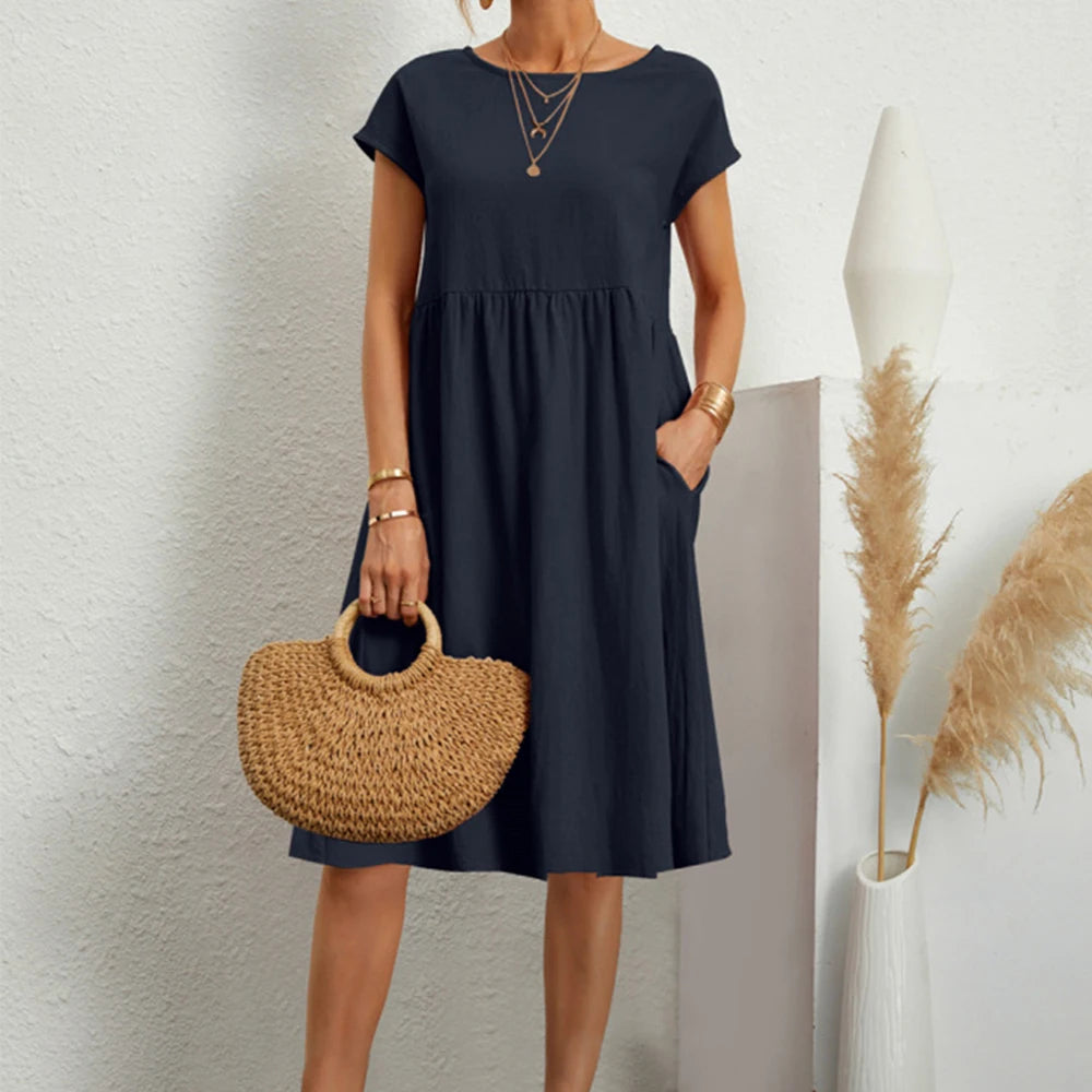 Vestido de linho de algodão com gola redonda e manga curta.